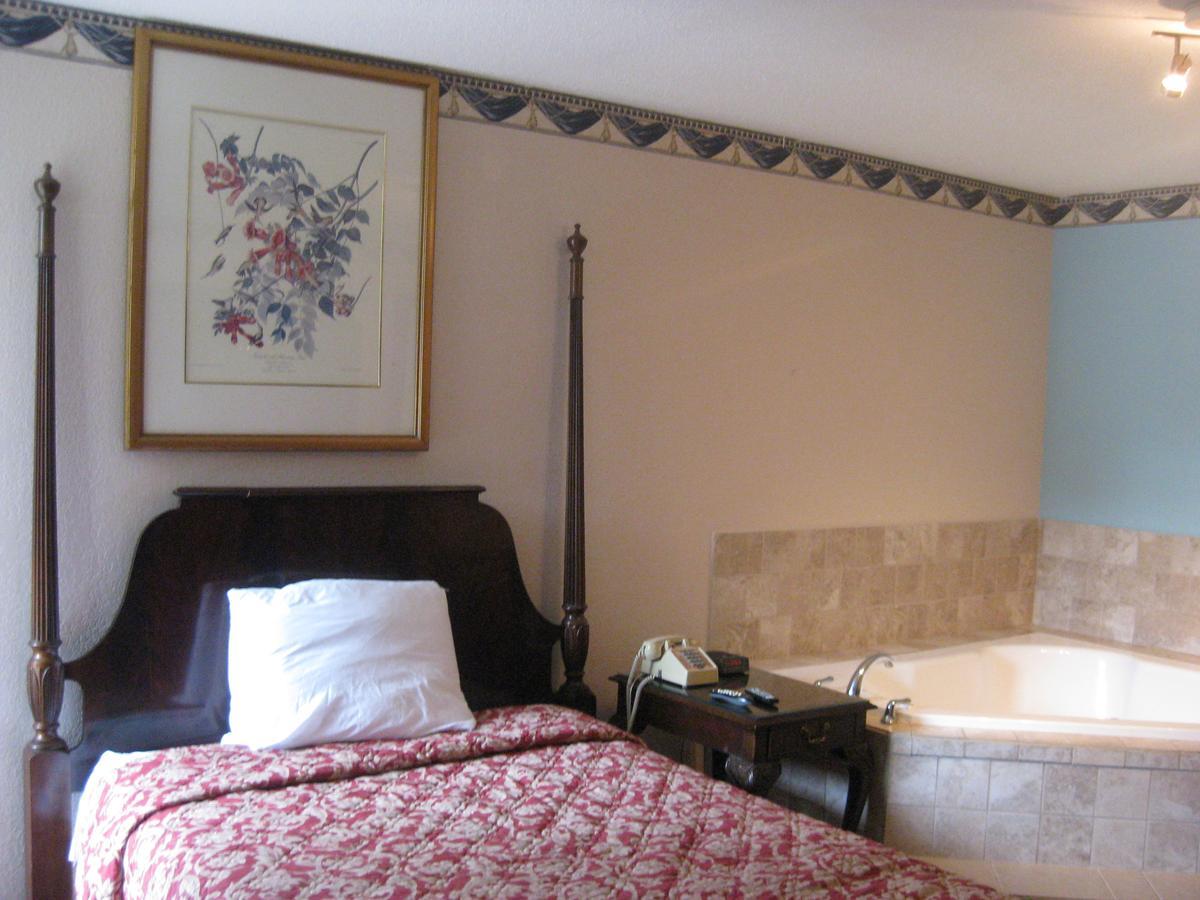 Regency Inn Of เนเปอร์วิลล์ ภายนอก รูปภาพ