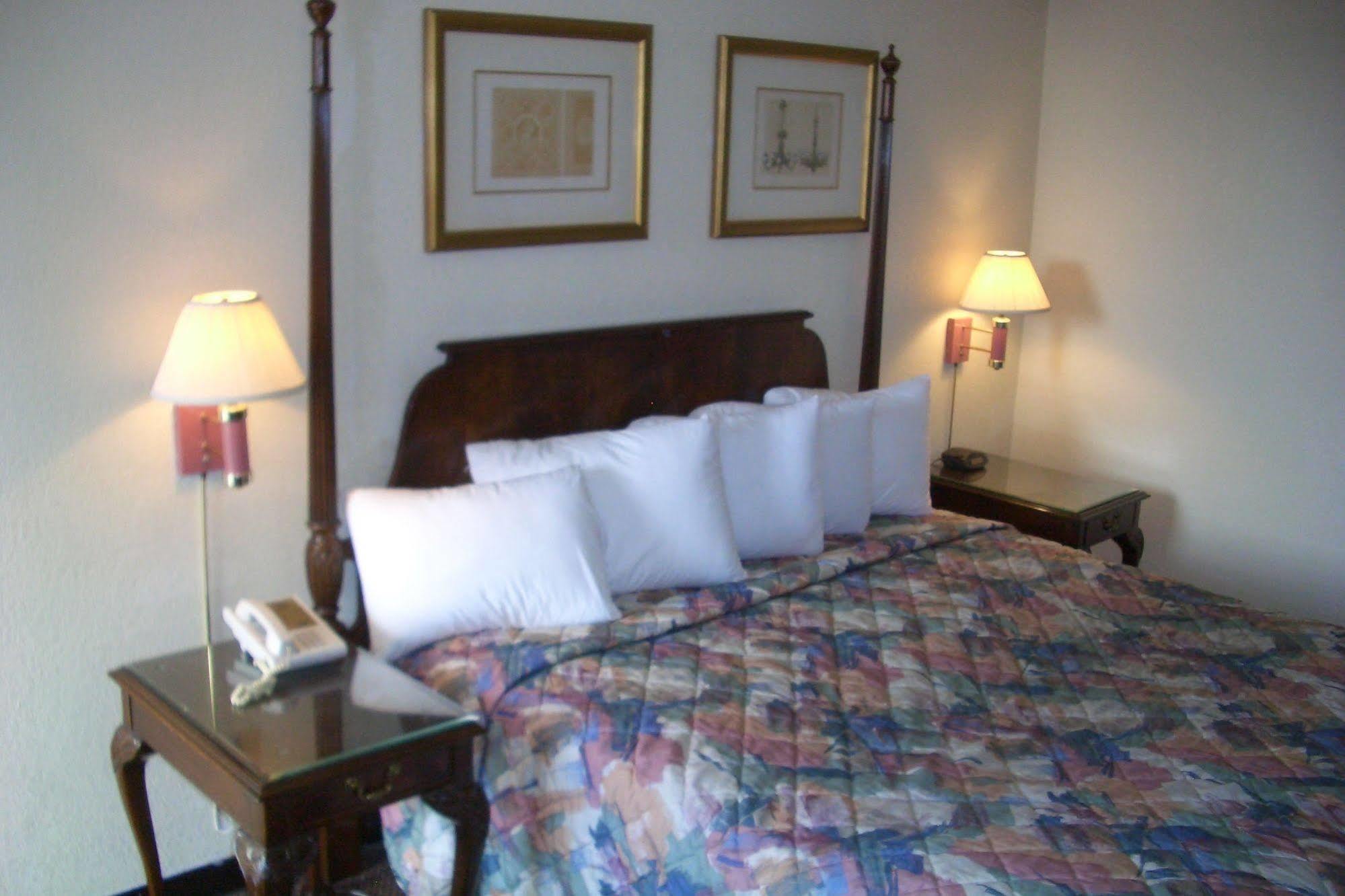 Regency Inn Of เนเปอร์วิลล์ ภายนอก รูปภาพ