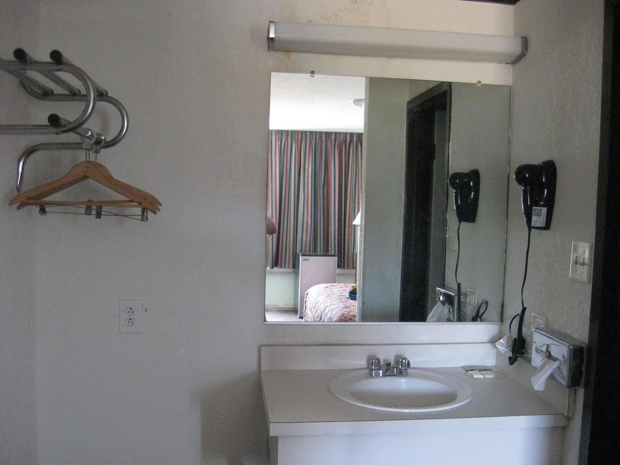 Regency Inn Of เนเปอร์วิลล์ ภายนอก รูปภาพ